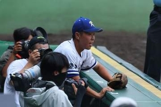 横浜-霞ケ浦戦で驚きプレー　カメラ席にダイブ→好捕…一時試合中断もプレー再開、甲子園歓声