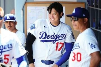 大谷翔平、スクーバルとの“リアルな関係”　突然のペタペタ…試合中でも関係ナシ「ほんと好き」