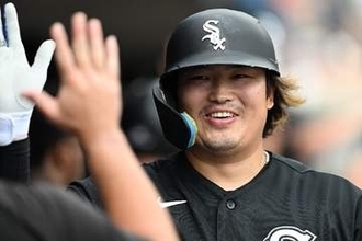 村上宗隆と2ショット！　ホワイトソックス公式Xが公開…千賀との日本人コンビ