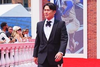 山本由伸、海外ファンに“紳士対応”　取材中に「サインクダサイ」の大合唱→快く応じる