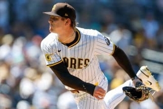 来日した新助っ人右腕が「デカすぎる」　203センチの威圧感…困惑の声続々「バグだろw」