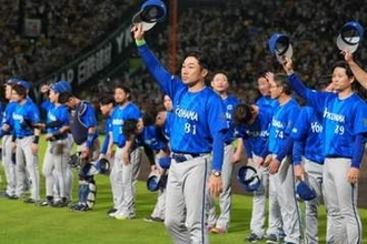 CS王者に「バケモンいた」　ビールかけ中に発見された圧倒的筋肉…DeNA右腕思わず衝撃