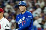 「大谷翔平が急接近→“ガン見”　仲良し敵軍野手との光景…日米ファン爆笑「超うれしそう」」の画像1