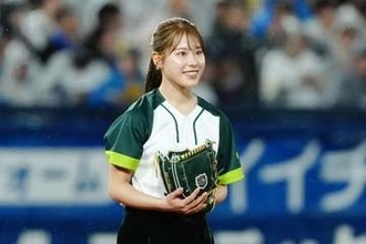 目キョロキョロ→黒ショーパンで豪快投球　視線独占した“美女の正体”、まさかの結果にテヘヘ