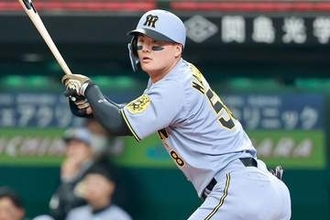 阪神22歳にツッコミ殺到「色どうなってるの」　“黒すぎヘルメ”がまた話題「綺麗にしないで」