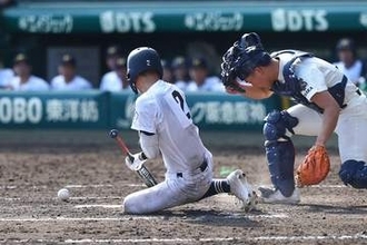 甲子園、審判団が異例の再協議　スクイズ巡り一時同点も…精査で判定“取り消し”に