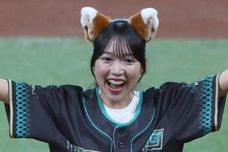 北海道に降臨した“きつね美女”　赤スカートひらり…届けた豪快投球にファン虜