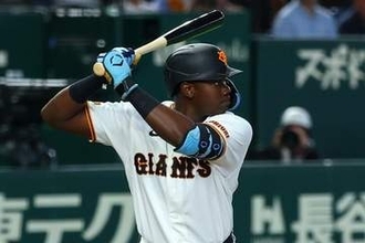 巨人21歳は「はよ上がってこい」　“加速”した逆方向弾…ロマン砲助っ人が「大物パワー」