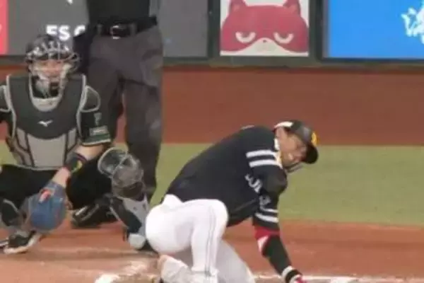 鷹・今宮健太が死球で交代　左肩甲骨付近に速球直撃、苦悶の表情…球場騒然