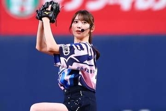 ショートパンツから豪快足上げ　国民的アイドルの「99点」投球…直後に異例の“円陣参加”