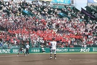 「初めて見た」甲子園アルプス彩る“赤いチア”　納得の理由…X好感「いいじゃない」