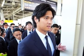 新大阪で「VIP」な大谷翔平　複数のSPが“トライアングル”…黒スーツで放つ存在感