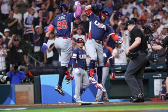 米国戦に現れた短パン美女軍団「なぜいるんだ」　真上で“主役W”食い「無視できない」