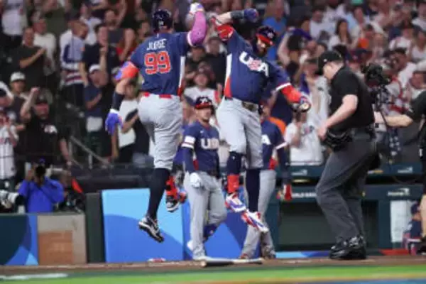 米国戦に現れた短パン美女軍団「なぜいるんだ」　真上で“主役W”食い「無視できない」