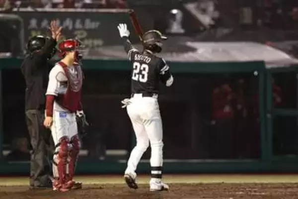 「鷹・周東佑京の打席で花火か？　敵地左翼エリアで…約20秒中断、まさかの珍事」の画像