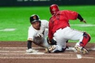 “平山の1mm”に東京D大歓声　一度はアウト判定も覆る…巨人救った神スライディング