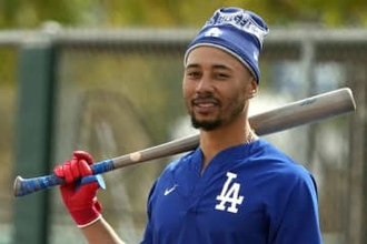 美女に囲まれ…ベッツがノリノリで登場　LAだけど意外な場所、記者驚き「大きな歓声が」