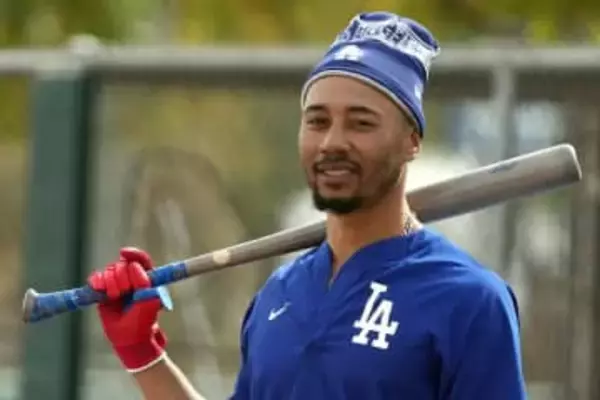 美女に囲まれ…ベッツがノリノリで登場　LAだけど意外な場所、記者驚き「大きな歓声が」