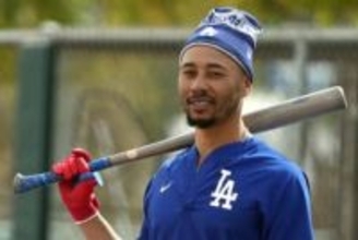 美女に囲まれ…ベッツがノリノリで登場　LAだけど意外な場所、記者驚き「大きな歓声が」