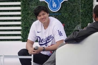 大谷翔平がフリーマンと“熱い抱擁”　朗希との2ショットも…ファン感で微笑ましい光景
