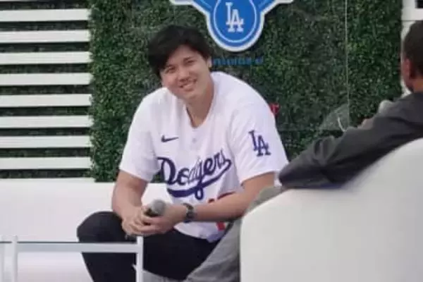 大谷翔平がフリーマンと“熱い抱擁”　朗希との2ショットも…ファン感で微笑ましい光景