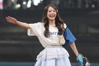 「えげつない美人」スカートお構いなしの“テヘヘ”投球　人気美女の「背景まで可愛い」