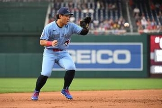 岡本和真の“超速反応”に「鳥肌が立った」　敵軍メディアも唖然…衝撃守備が「うますぎる」