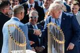 「佐々木朗希は“特等席”、トランプ大統領と初対面　グレースーツで現地中継でも存在感」の画像1