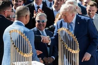 佐々木朗希は“特等席”、トランプ大統領と初対面　グレースーツで現地中継でも存在感