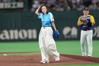 上戸彩、コロコロ始球式に頭抱える　豪快ワインドアップも…ストライクならず　東京D歓声
