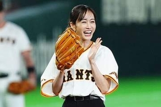 東京Dに降臨した超人気アイドル　お団子ヘア＆“決めポーズ”…ゆらゆらユニで大はしゃぎ