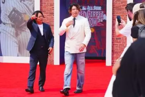村上宗隆、初のレッドカーペットは「嬉しいです」　白ジャケット＆デニムコーデに“ご満悦”