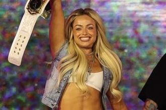 美人プロレスラーは「えげつない」　“豪快フォーム”に釘付け…MLB公式も注目「世界王者」