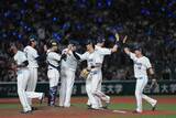 「西武が首位・鷹に4点差から逆転勝利　4者連続単打＆2犠飛で1回6得点…監督「本当に大きい」」の画像1
