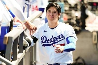 大谷翔平が“ど真ん中”…「素敵な写真」　仲間のために曲げた右手、ド軍公式が激写した1枚