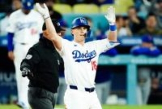 “代役”スミスが先頭打者弾　キャリア初の快挙…大谷翔平は笑顔、ベンチで“ウエーーイ”