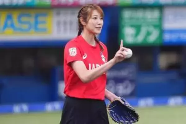 185cm狩野舞子さんが豪快投球　神宮球場どよめき…ショートパンツからワンバウンドに“あちゃー”