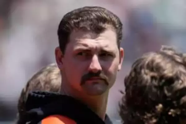 213センチの長身に「距離感バグりそう」　オリで異様な光景…SNS困惑「どえらい角度」