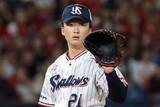 「燕・吉村貢司郎、試合開始4分わずか6球で緊急交代　佐藤輝明の打球直撃、本拠地騒然」の画像1
