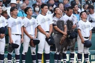涙の敗戦後…甲子園お馴染みの光景のはずが「初めて見た」　女子マネに感動「集めてる」