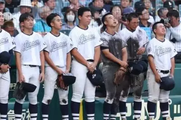 涙の敗戦後…甲子園お馴染みの光景のはずが「初めて見た」　女子マネに感動「集めてる」