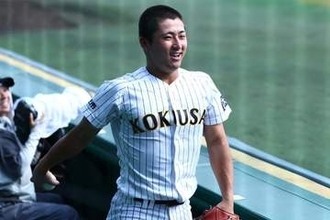 甲子園のカメラマン席が「あんなに深いとは…」　飛び込んで知った聖地の“裏側”、超美技で体感