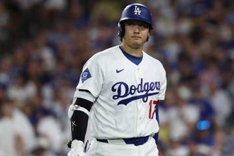 大谷翔平の背後で…三振に絶叫する2人「素晴らしい仕事」「最高すぎ」　中継で大目立ち…敵地から称賛
