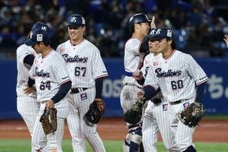 神宮に降臨した“3姉妹”が「キレイだったなぁ」　カラフル衣装で投球…不変の美貌が「素敵」