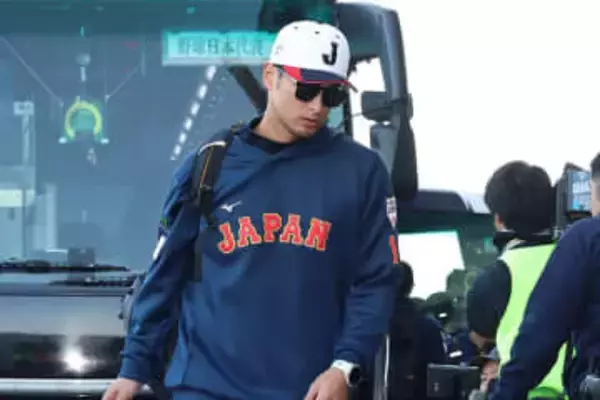 侍ナイン登場に500人超ファン大歓声　ダルビッシュも選手と共に球場入り…番号11のウエア