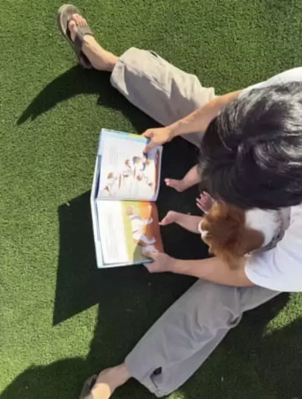 大谷翔平、愛犬デコピンと“読書”　長女の手足も…最新プライベート写真を公開