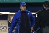 「DeNA相川監督憮然…痛恨の適時失策に「プロ野球なので」　ヒュンメル顔面直撃で追加点献上」の画像1