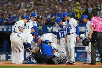 DeNA松尾、折れたバットが頭部直撃で負傷交代　うずくまり場内騒然…ブルーシートで囲まれる