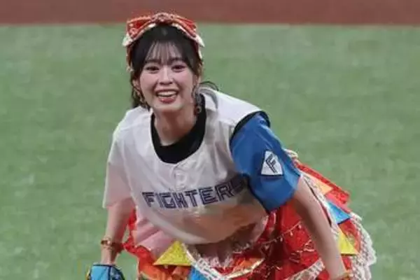 ミニスカ美女が豪快投球　まさかの“結果”に照れ笑い…人気アイドルが球場魅了