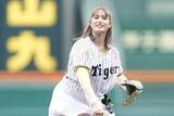 「ショートパンツで豪快投球…博識モデル美女が“あちゃー”　ワンバウンドも甲子園喝采」の画像1